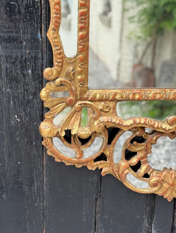 Miroir de style baroque en bois sculpté et doré, Empire austro-hongrois, début XIXème siècle