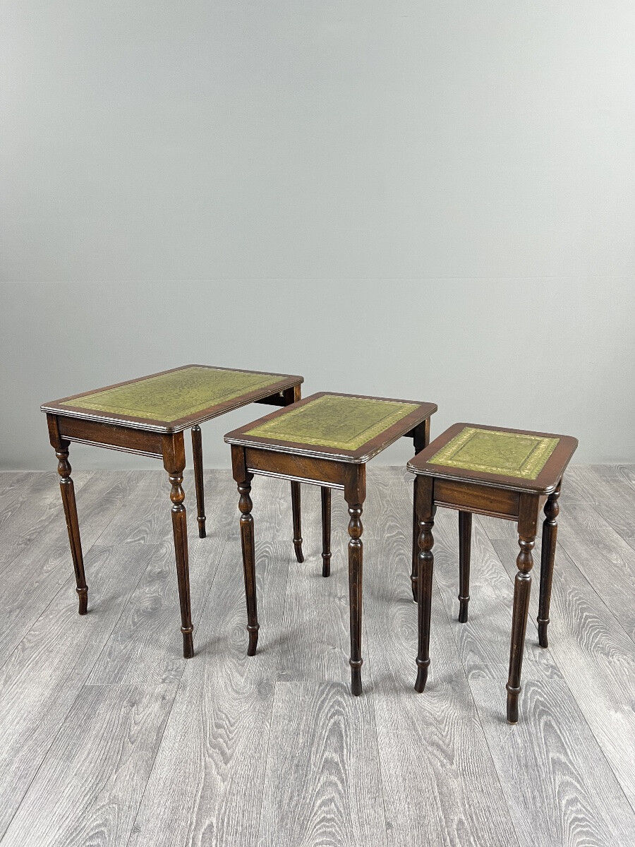 Set of 3 nesting tables in wood and green leather, 20th Century