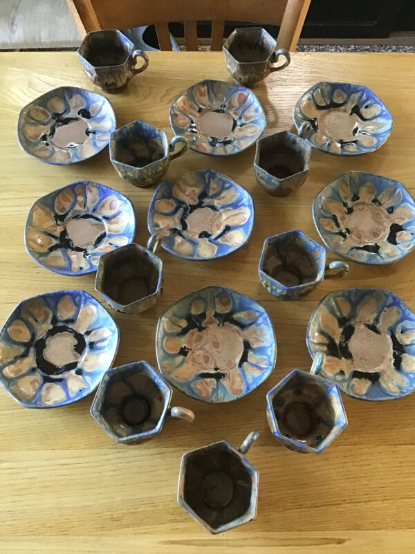 9 tasses et sous tasses octogonales en grès vernissé G Metenier