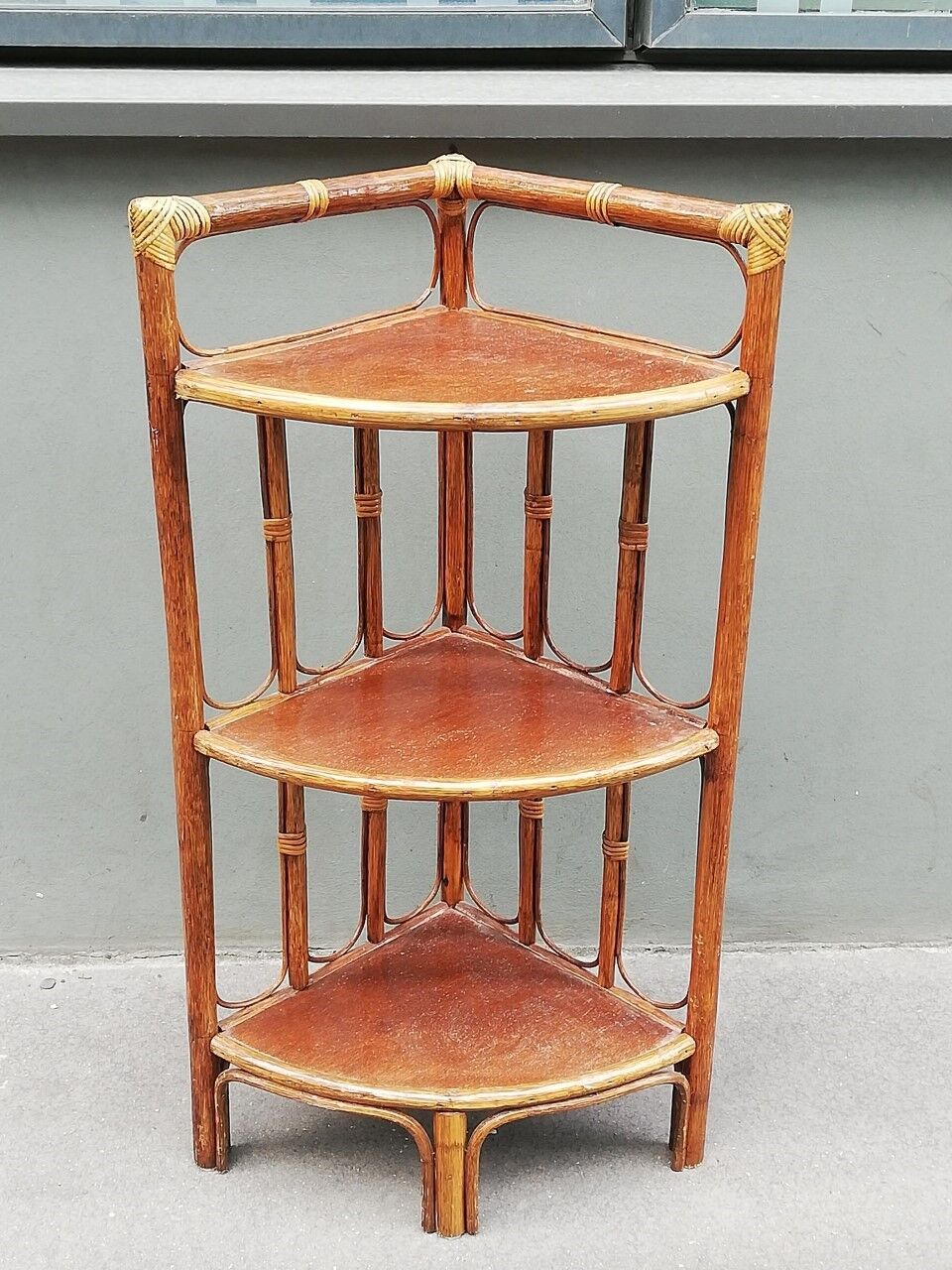 Etagère d'angle en bambou et rotin