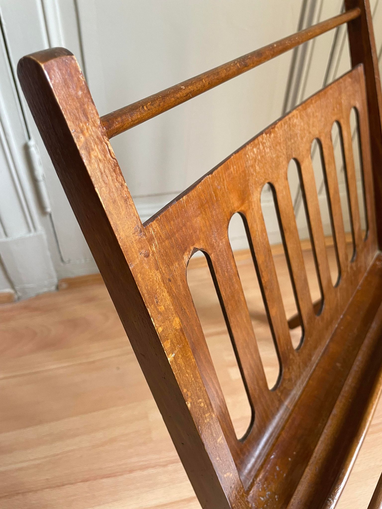 Foldable Scandinavian magazine holder