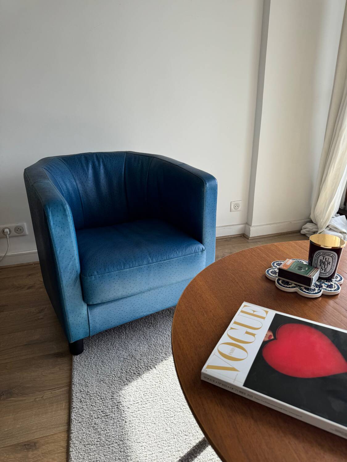 Fauteuil en cuir d'autruche bleu par Gérard Guermonprez