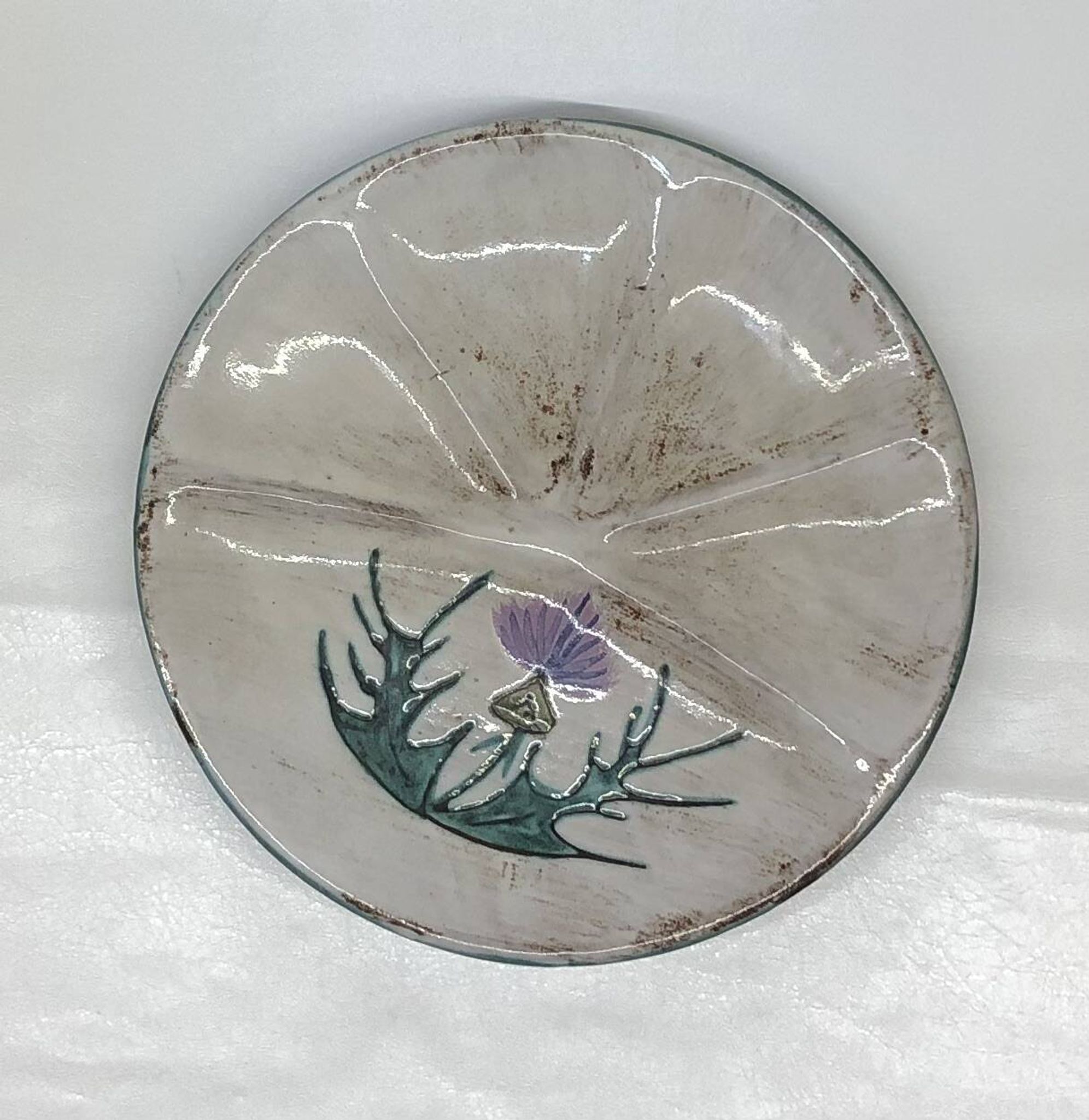 Plat décor au chardon par Daniel Étienne à Vallauris