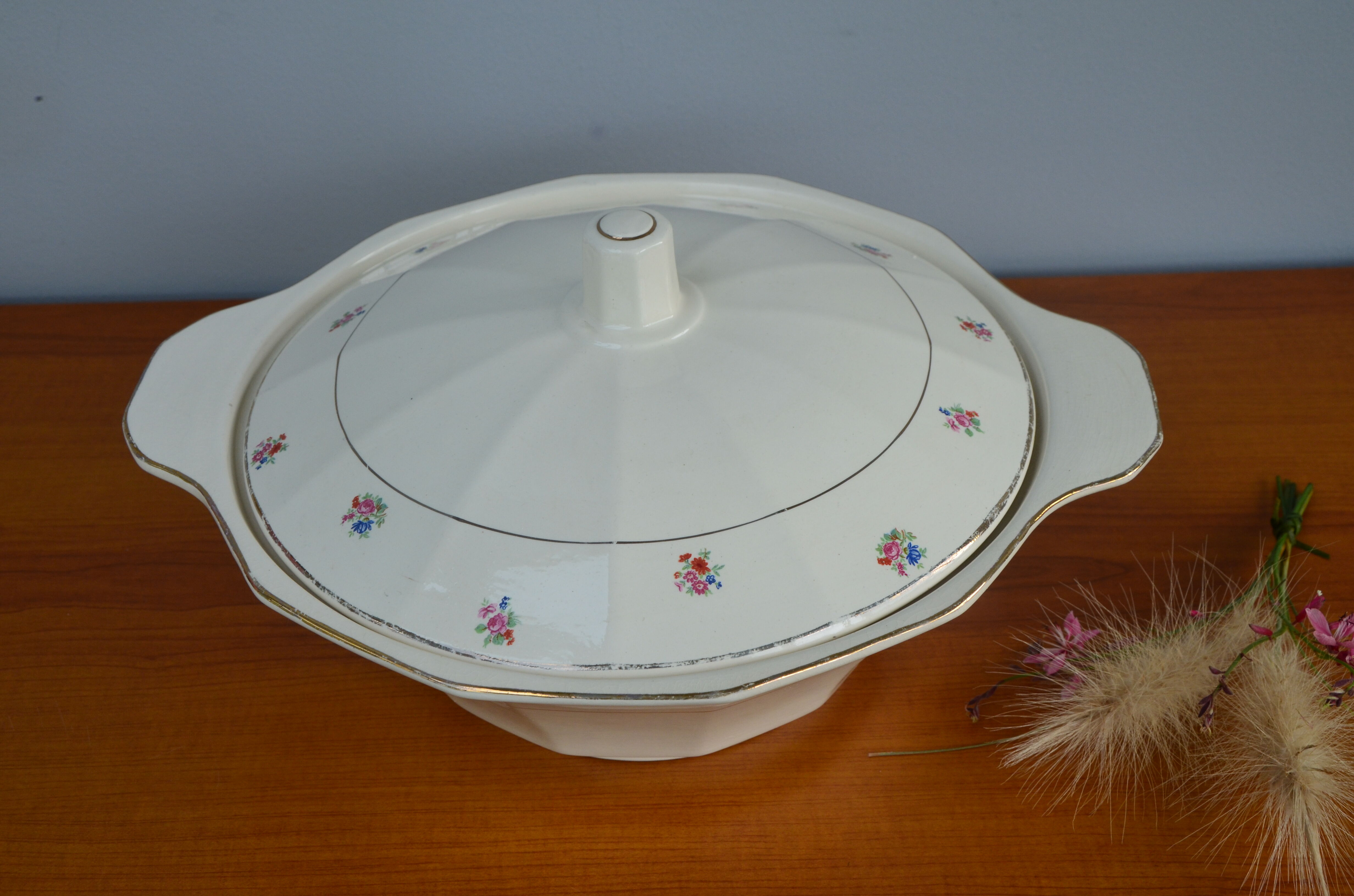 Sarregemines soup tureen, floral motif
