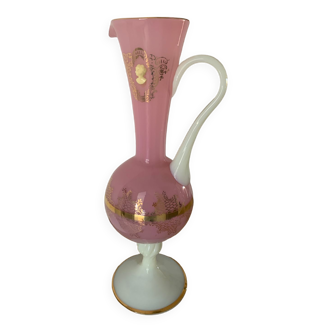 Carafe en opaline rose et blanche