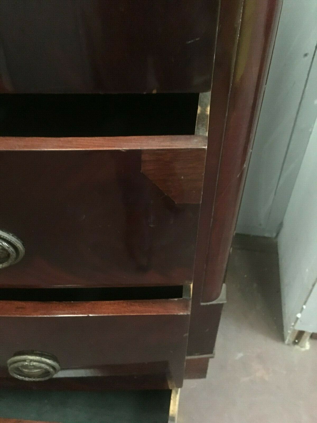 Victorian mahogany veneer chest of drawers with four rows of drawers