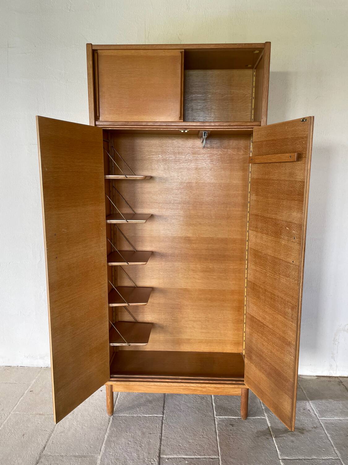 Armoire en bois vintage
