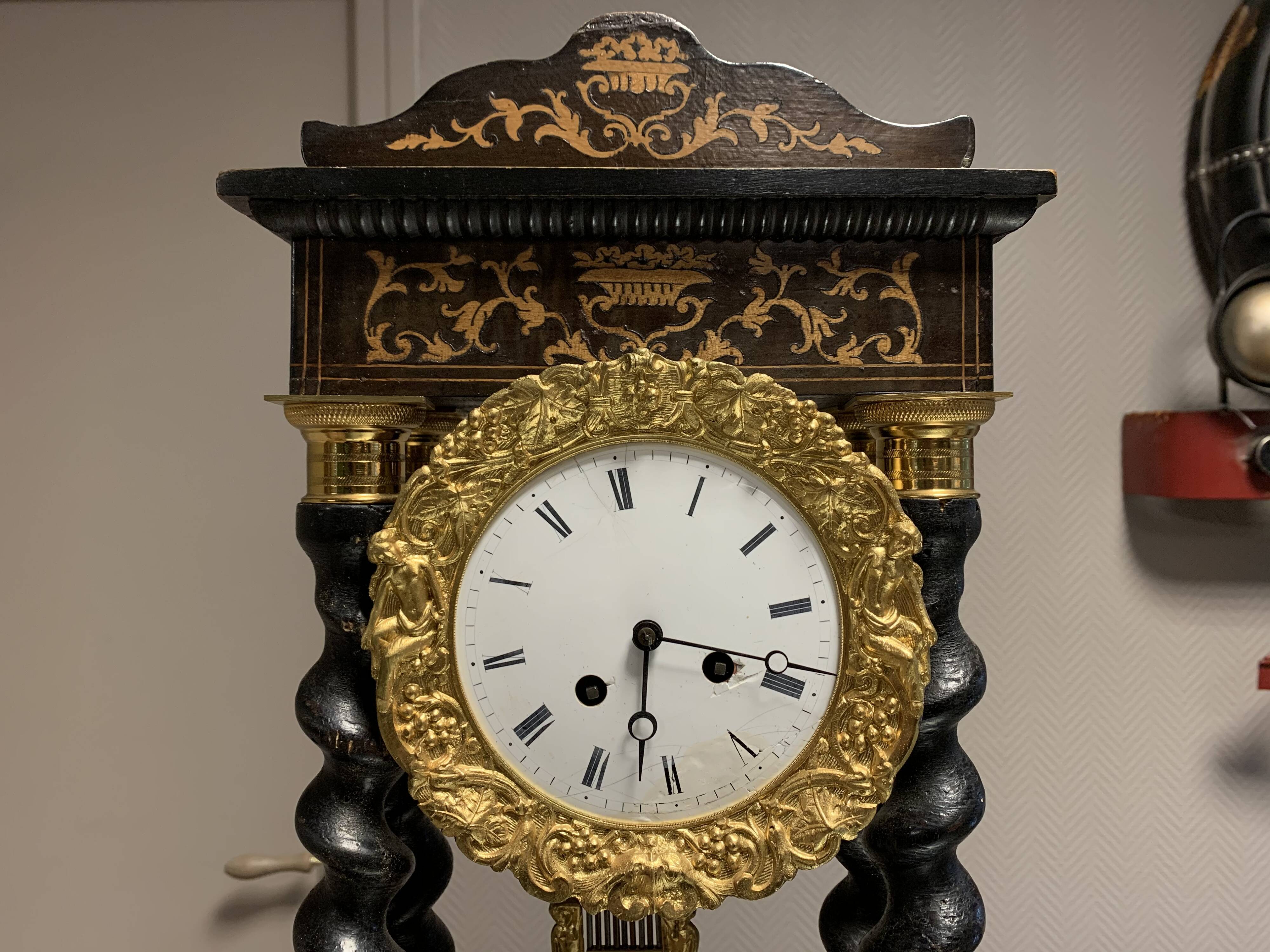 Pendule portique époque Napoléon III en marquèterie, palissandre et bois noirçi a décors de bronzes dorés