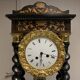 Pendule portique époque Napoléon III en marquèterie, palissandre et bois noirçi a décors de bronzes dorés