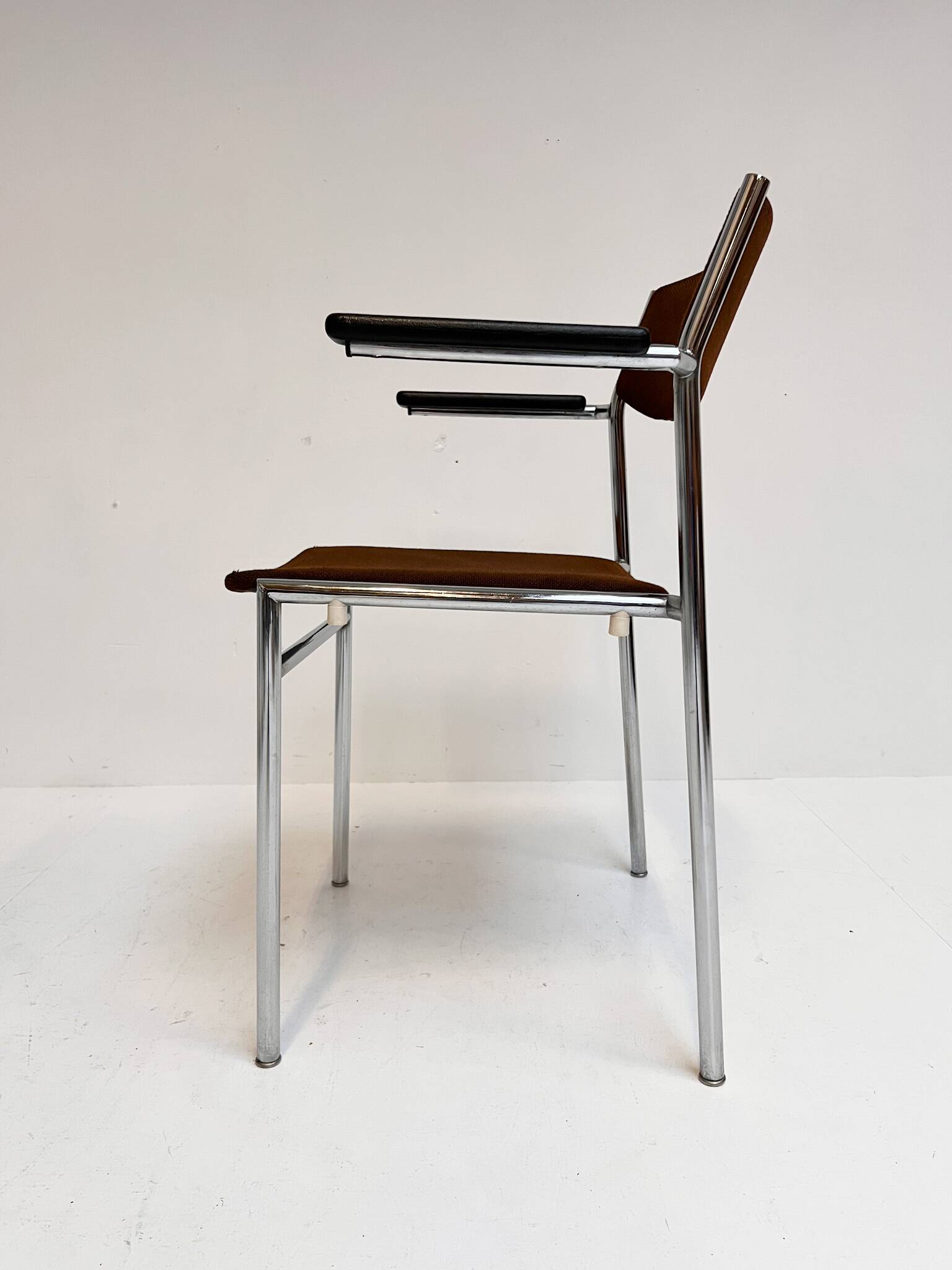 Set of 6 stackable chairs in rust colour by Gijs van der Sluis, 1970s.