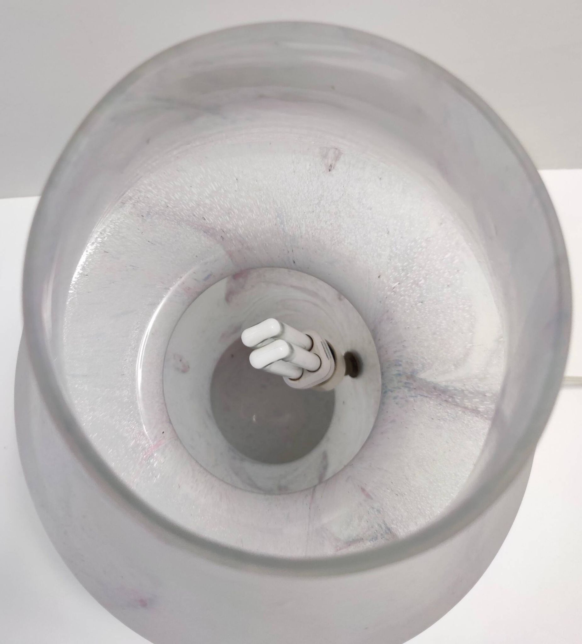 Lampe de table en verre Murano blanc avec un effet marbre rose, Italie