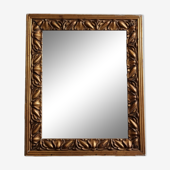 Miroir rectangulaire doré patiné, à décor de feuilles d'acanthe, 49 cm