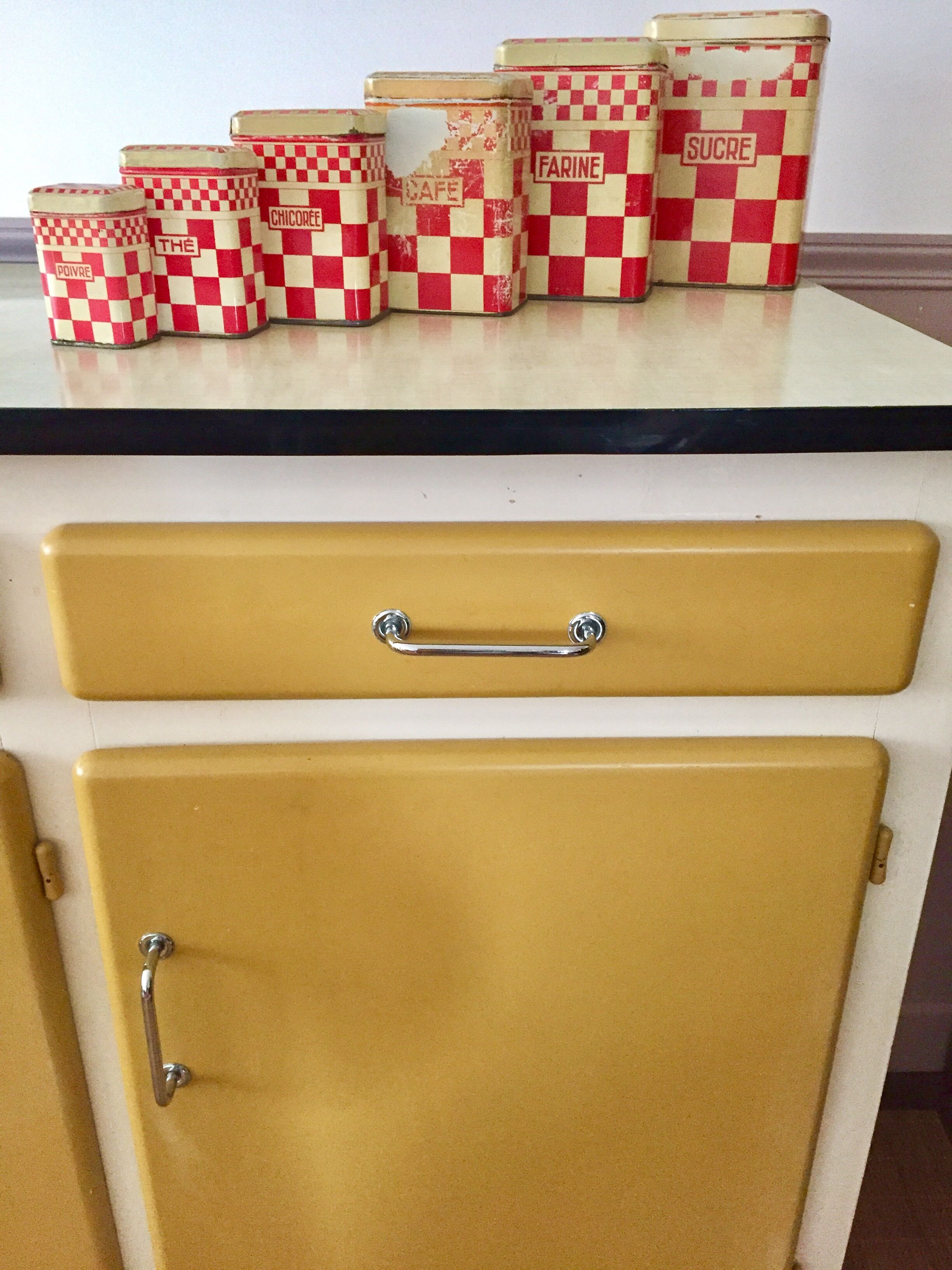 Buffet mado formica jaune moutarde pieds compas vintage
