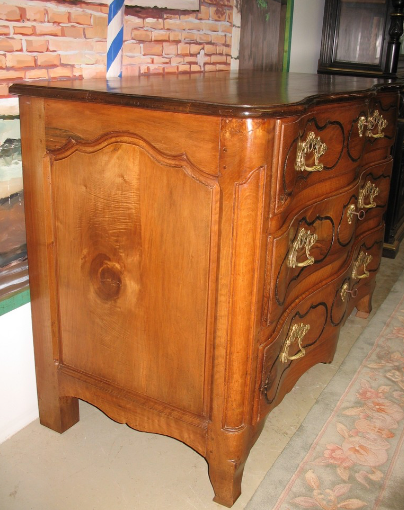 Crossbow in 18th century Walnut Louis XV Dresser