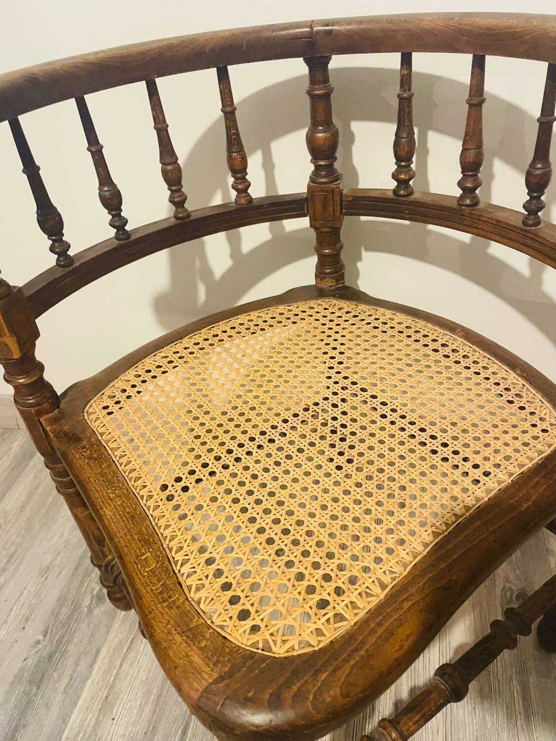 Chaise d’angle en bois et cannage