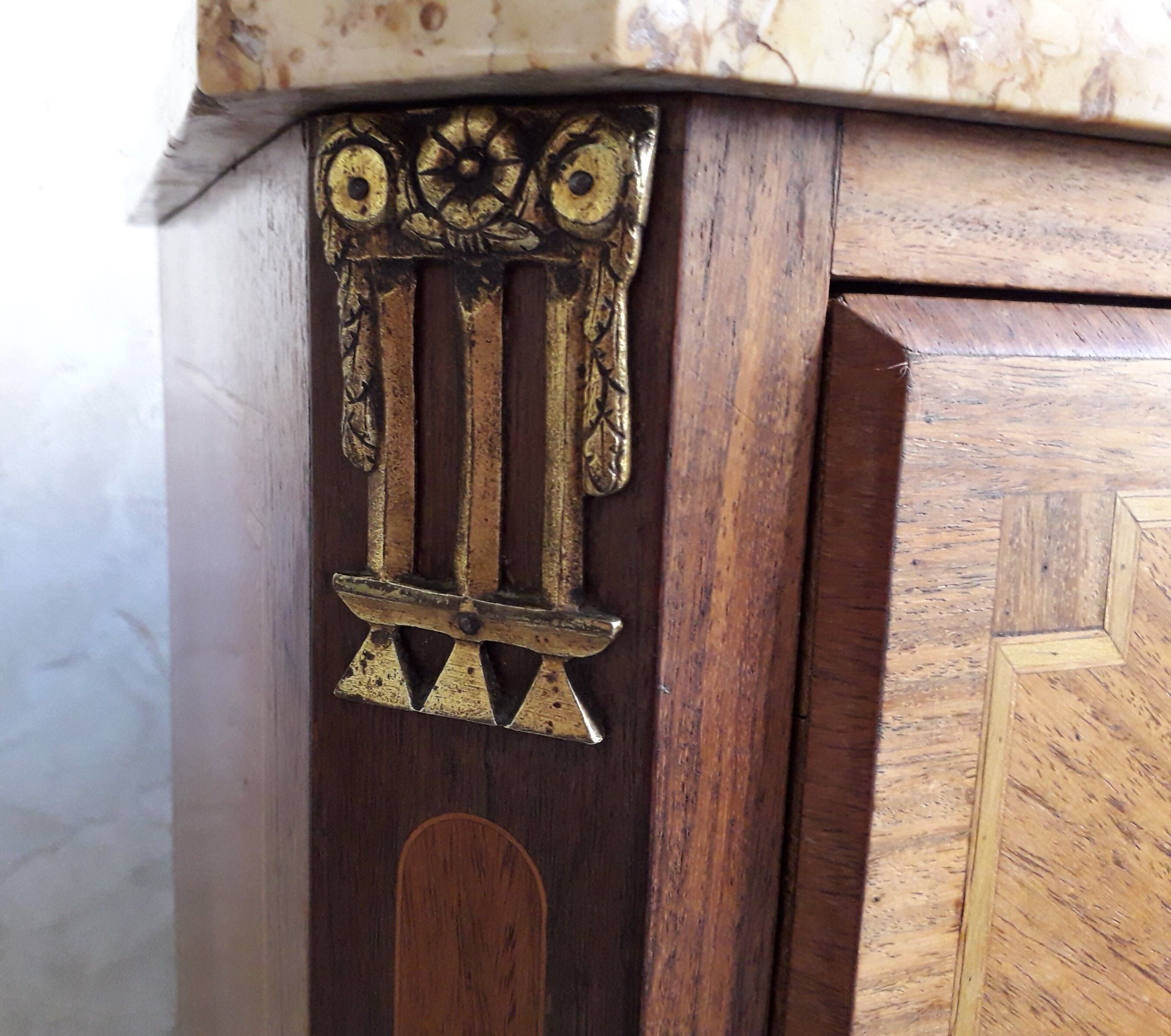 Commode style Louis XVI garnitures en bronze