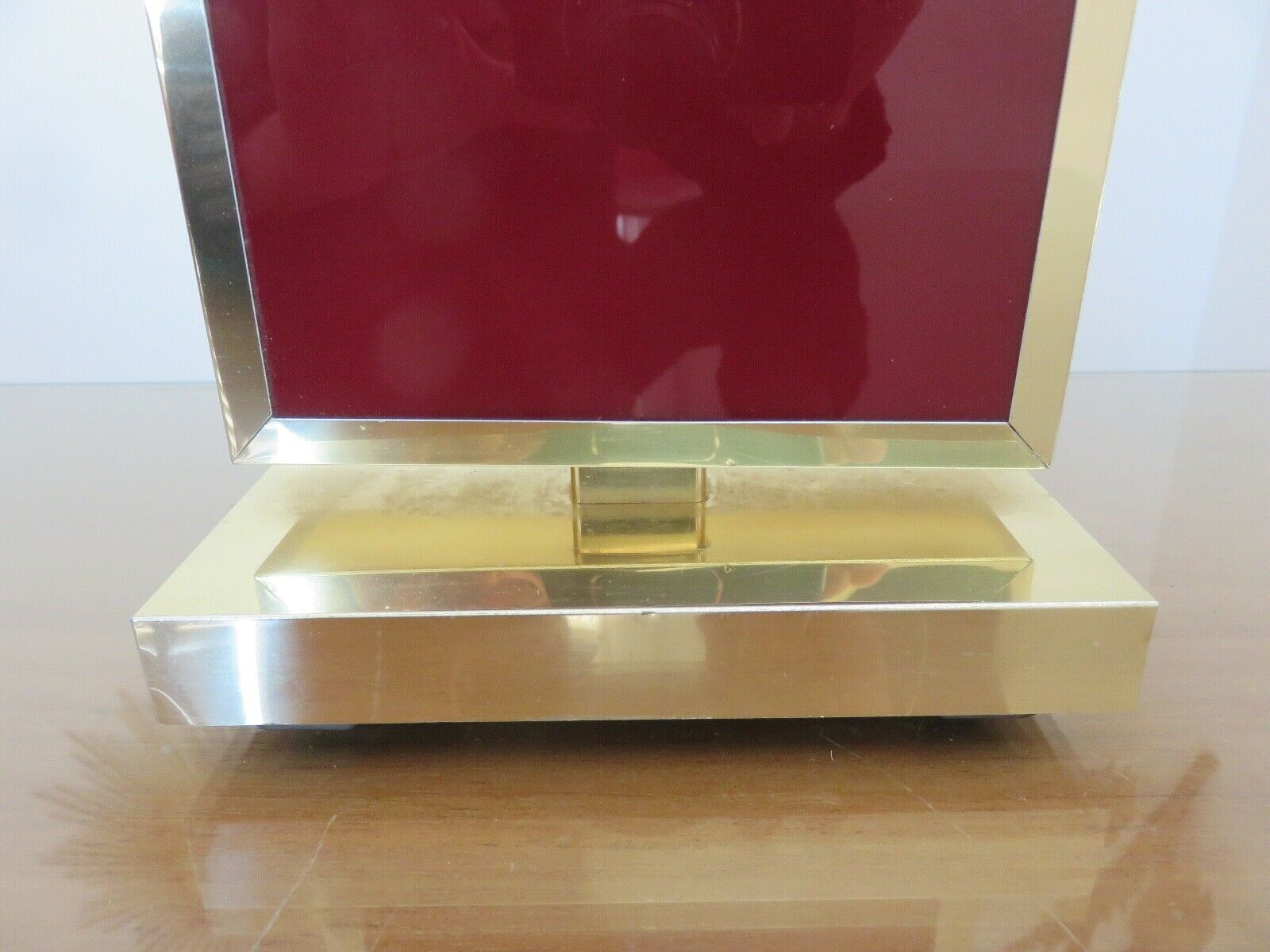 Lampe en laiton et plexiglas bordeaux années 70