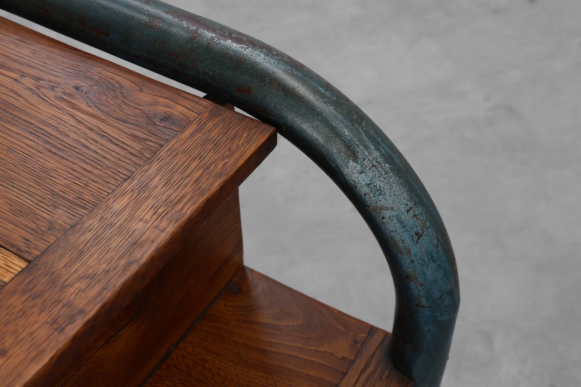 Table d'appoint ou table de chevet industrielle, Belgique vers 1910