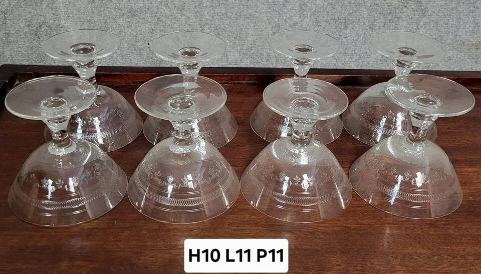 8 engraved crystal champagne glasses from the Napoleon III period