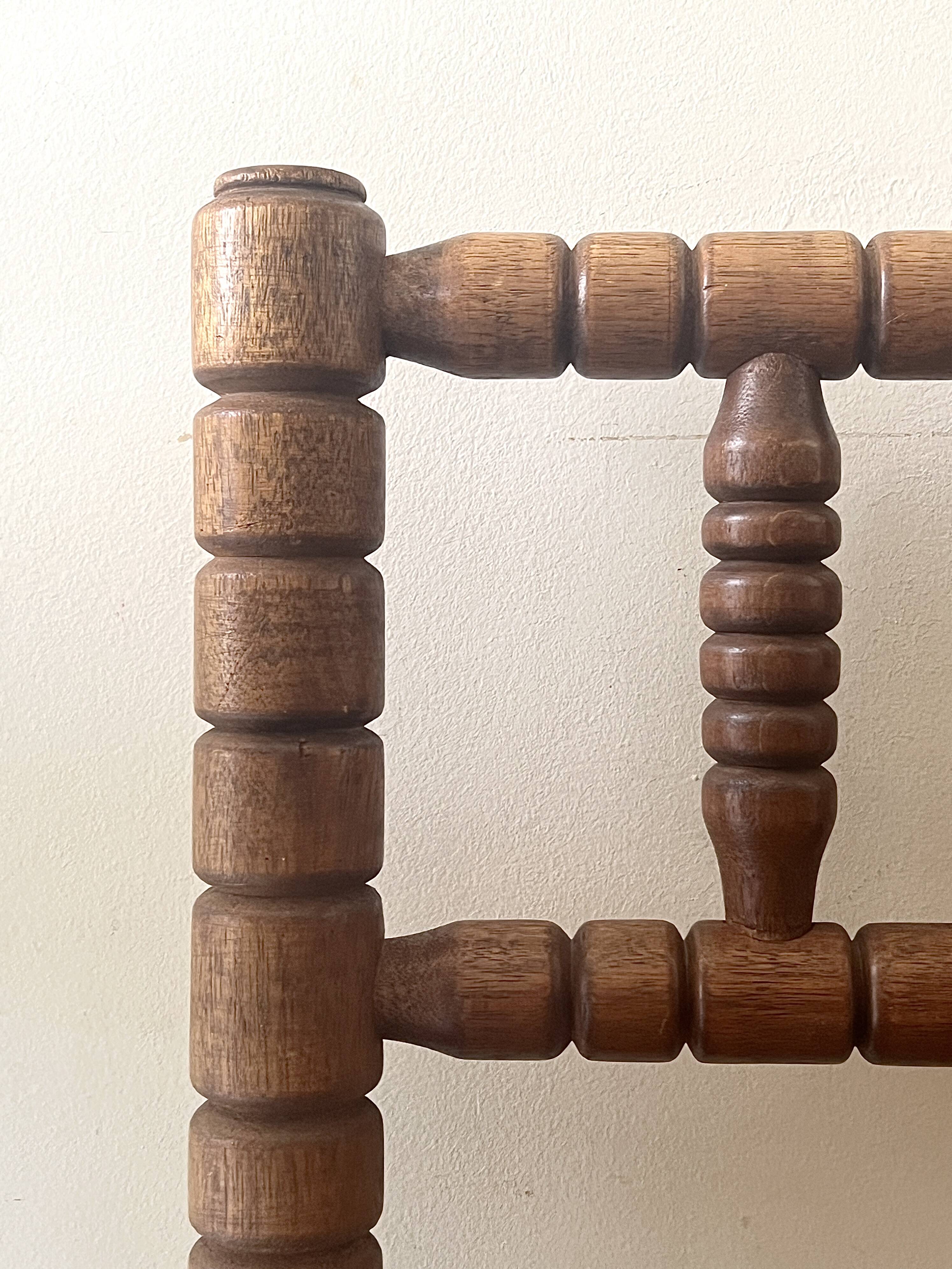 Corner straw chair "fireplace corner" in turned and beaded wood