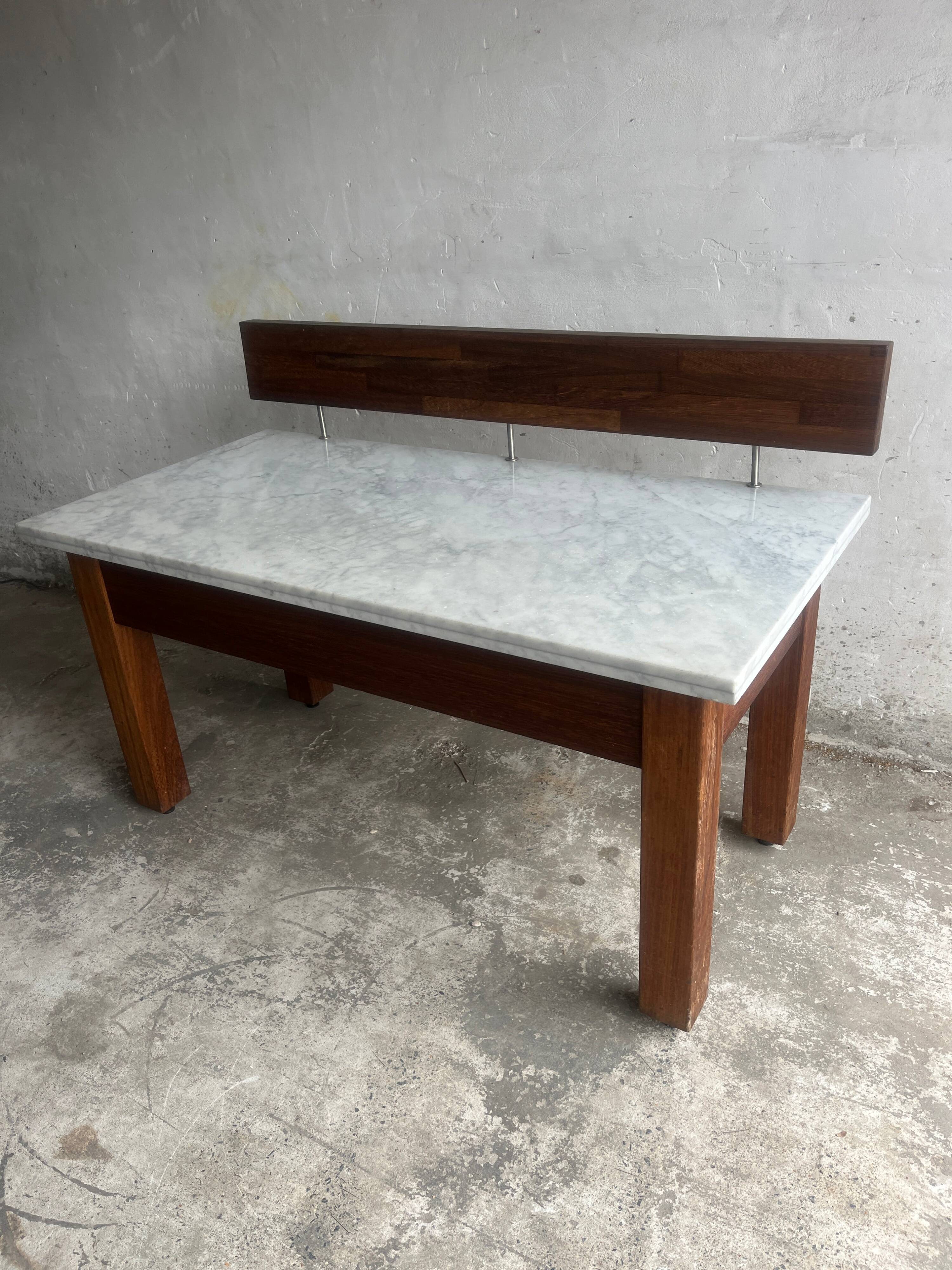 Console postmoderne en marbre avec écran flottant en bois