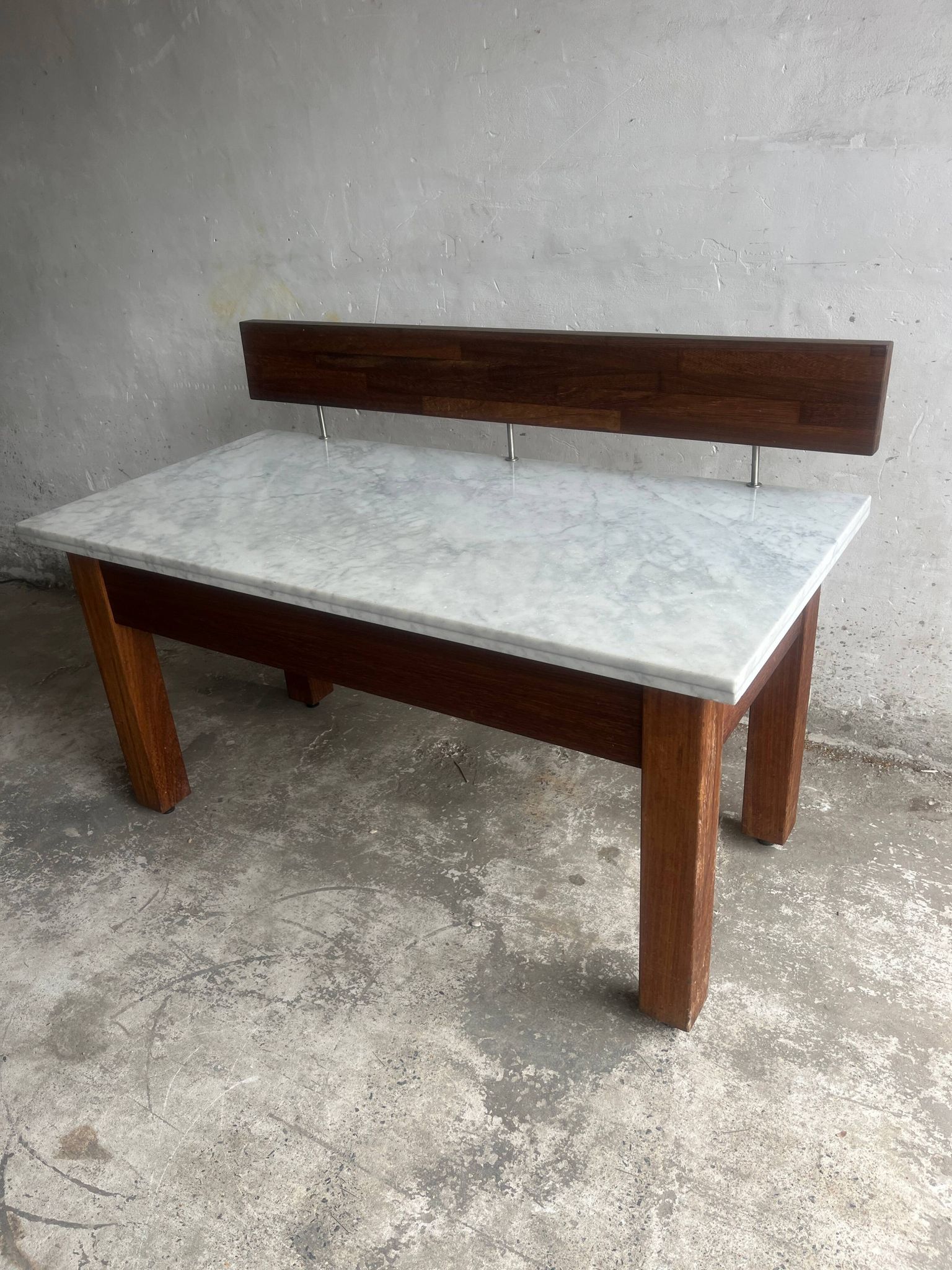 Console postmoderne en marbre avec écran flottant en bois