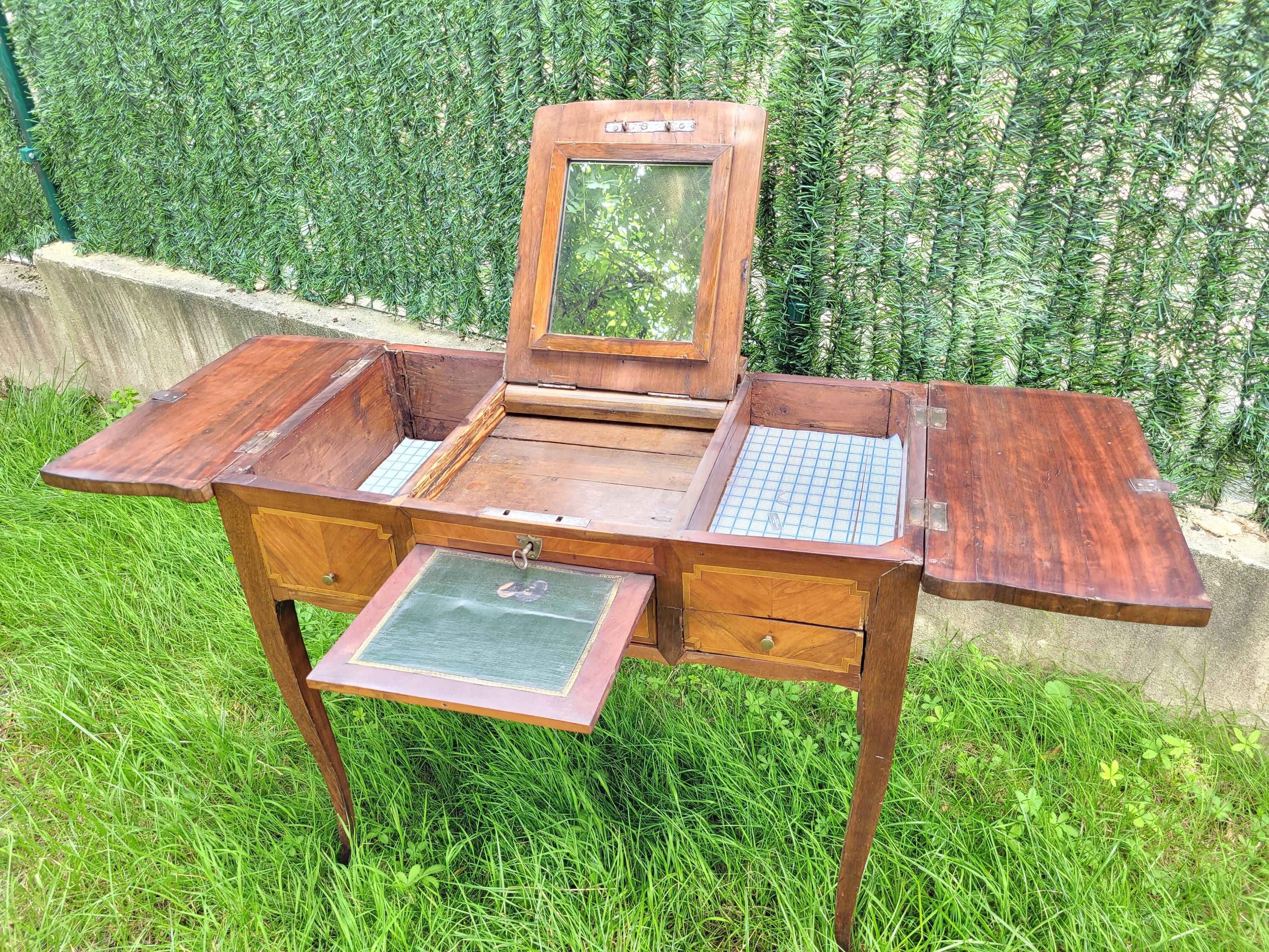 Coiffeuse d'époque louis xv en bois de plaquage