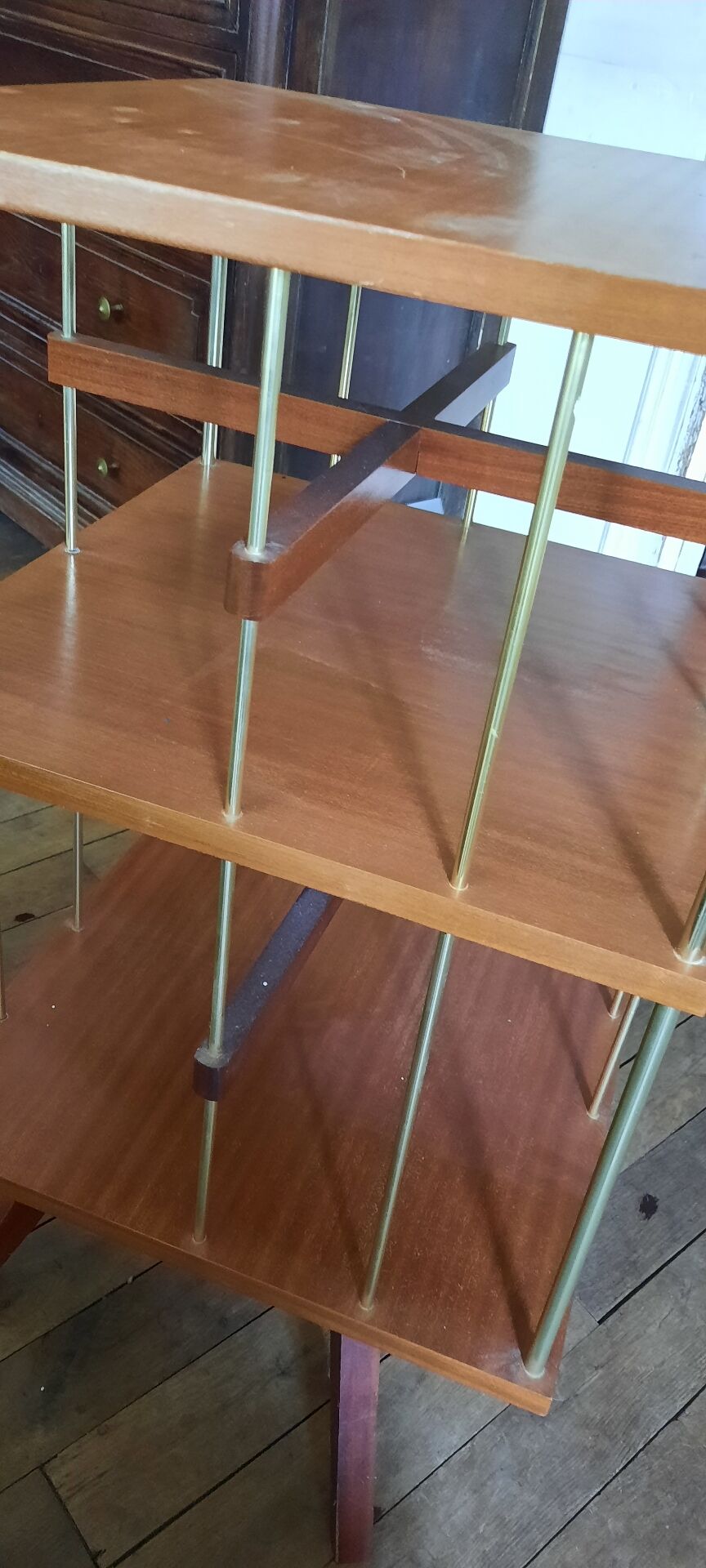 Rotating floor bookshelf