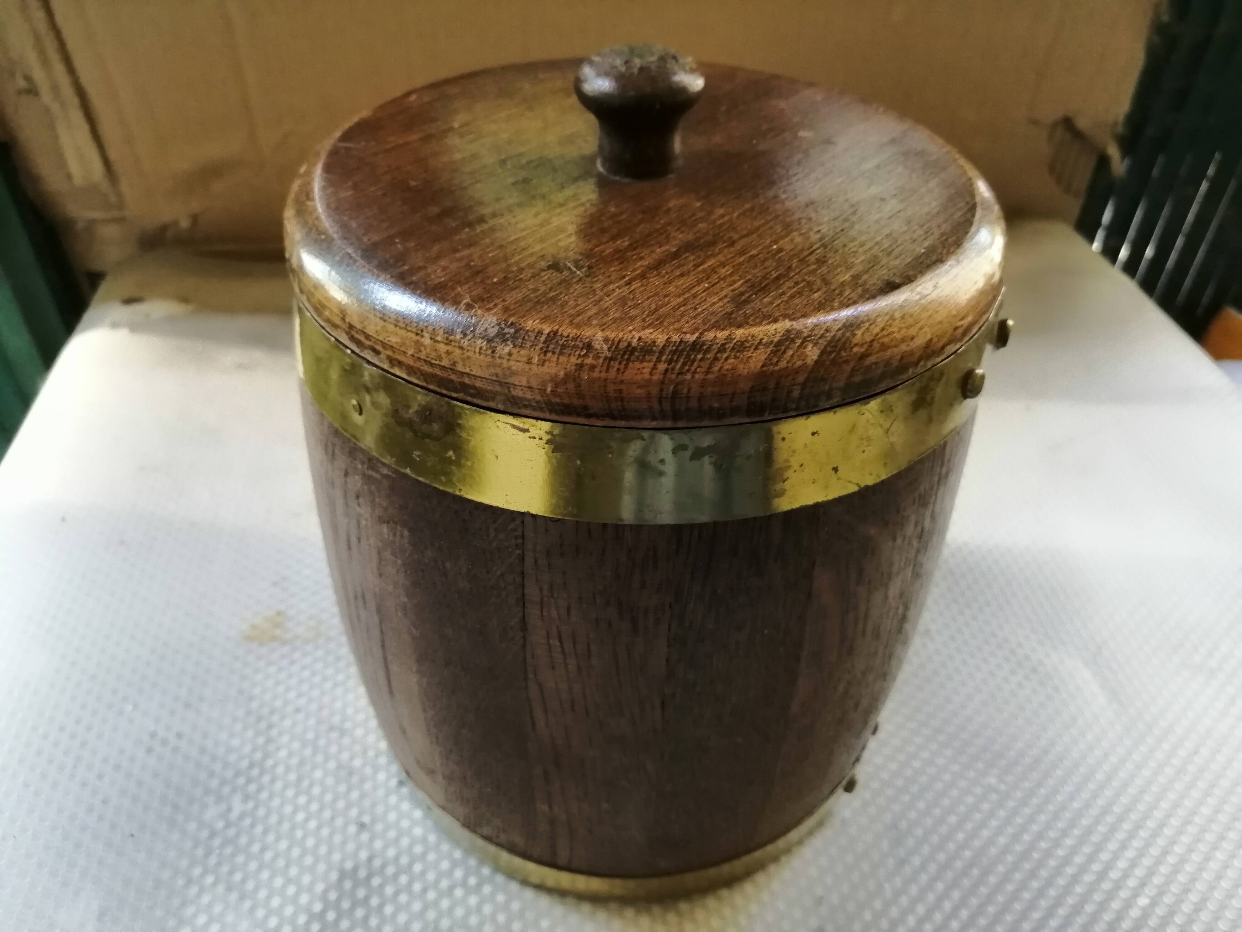 Ice bucket in late 19th Country