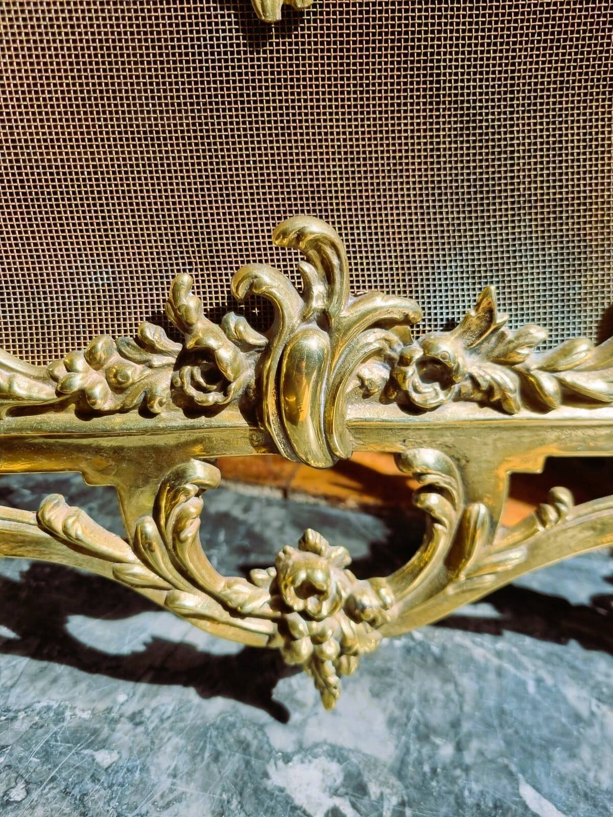 Fire screen, 19th century spark screen in gilded bronze
