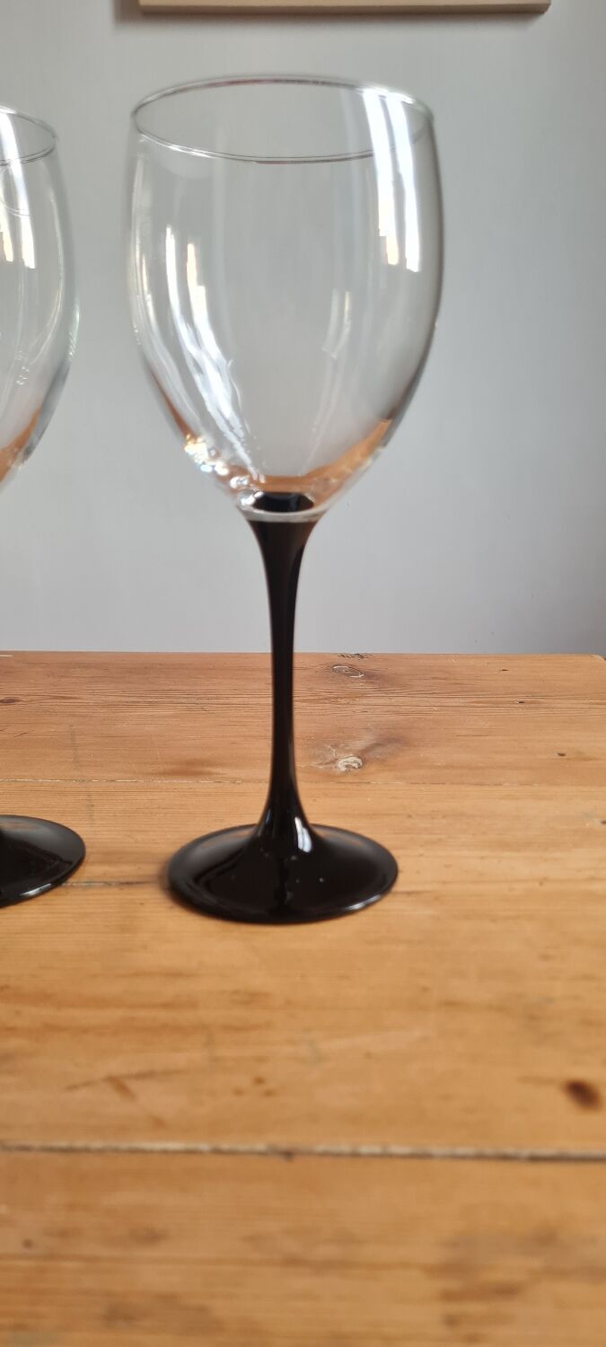 Set of 6 Luminarc wine glasses