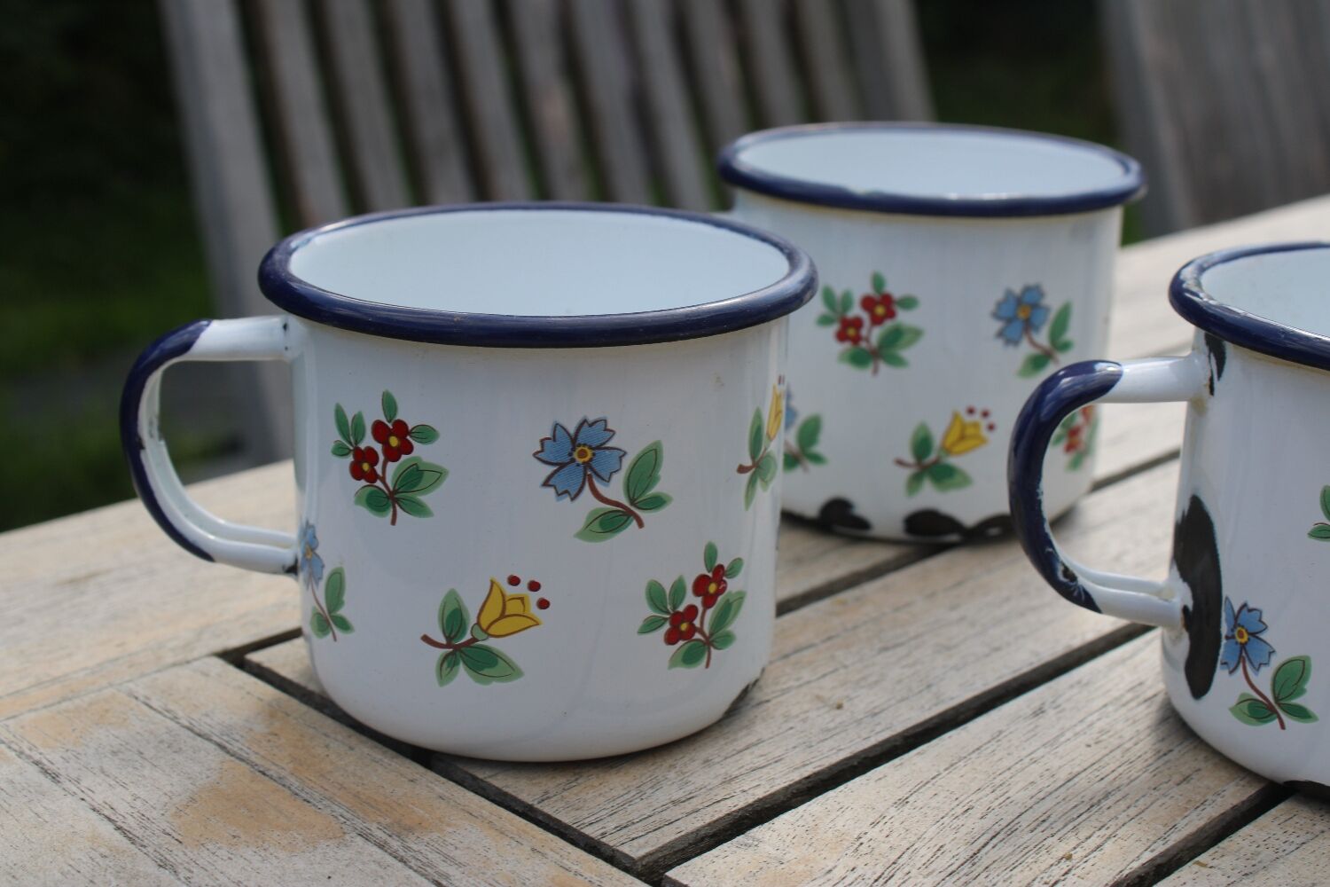 Enamelled sheet metal cups