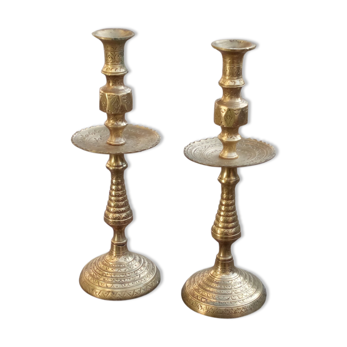 Paire de chandeliers en cuivre jaune ciselé