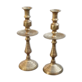 Paire de chandeliers en cuivre jaune ciselé