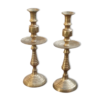 Paire de chandeliers en cuivre jaune ciselé