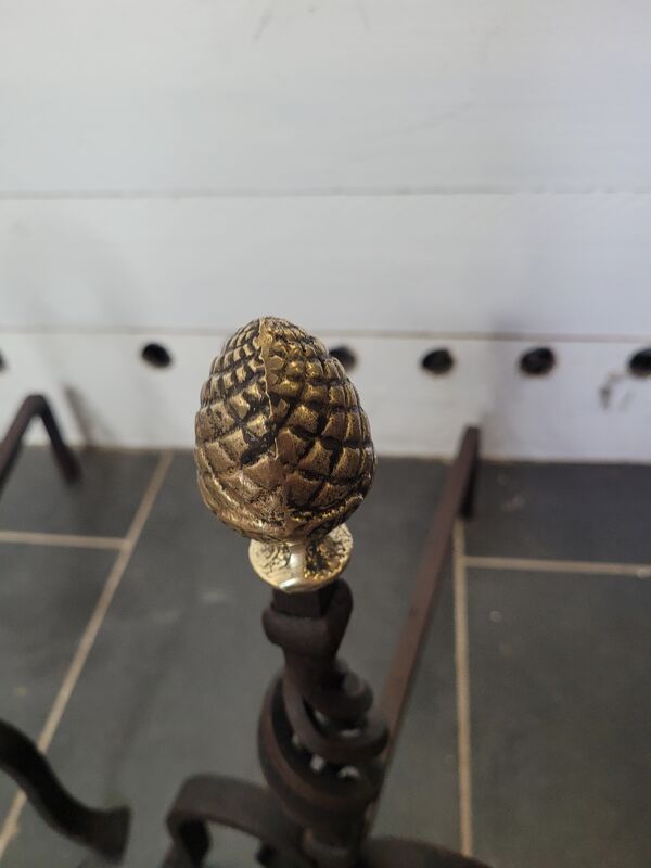 Ancienne paire de chenets en fer forgé avec pomme de pin en laiton