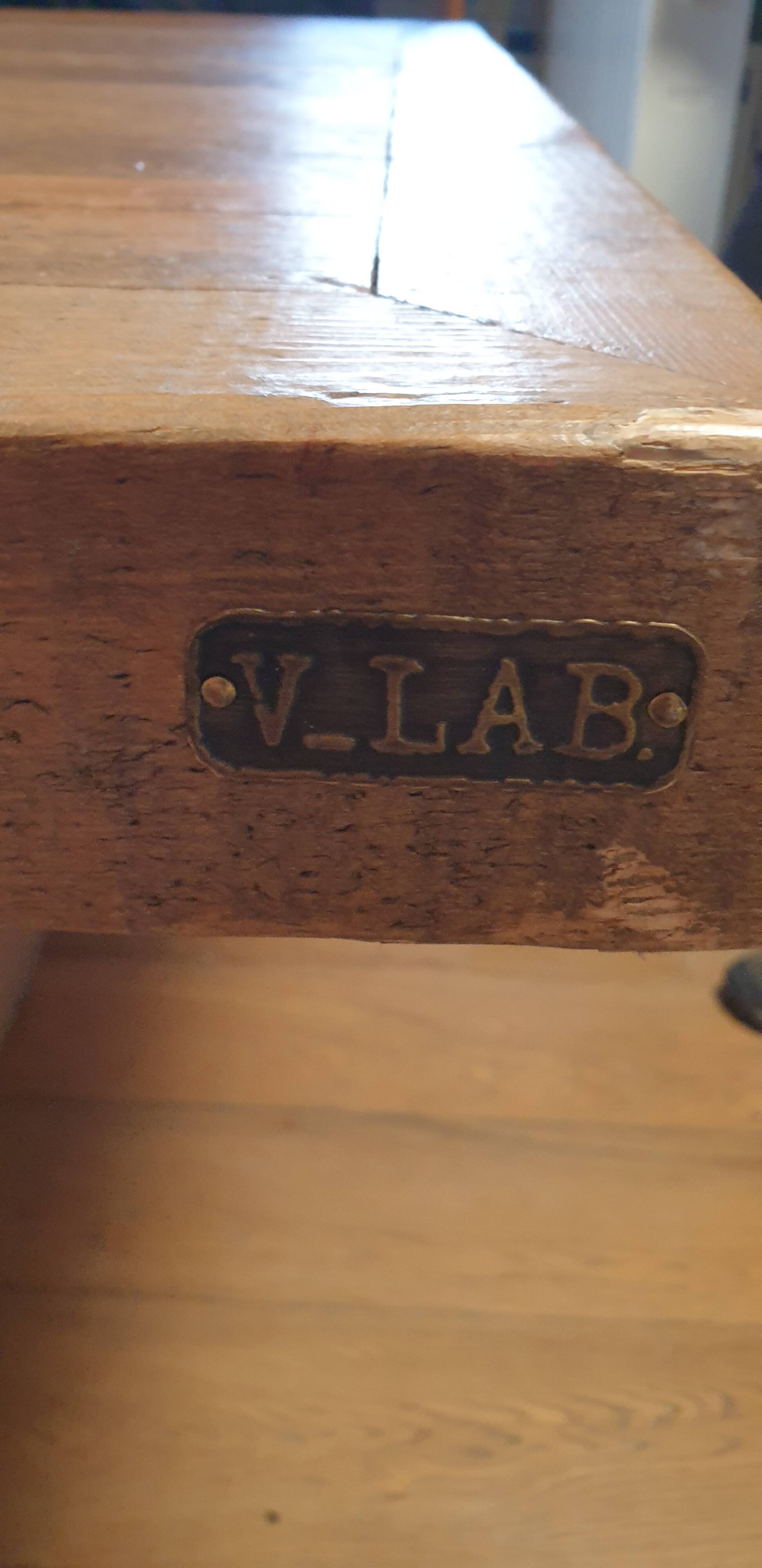 V-lab table in solid wood