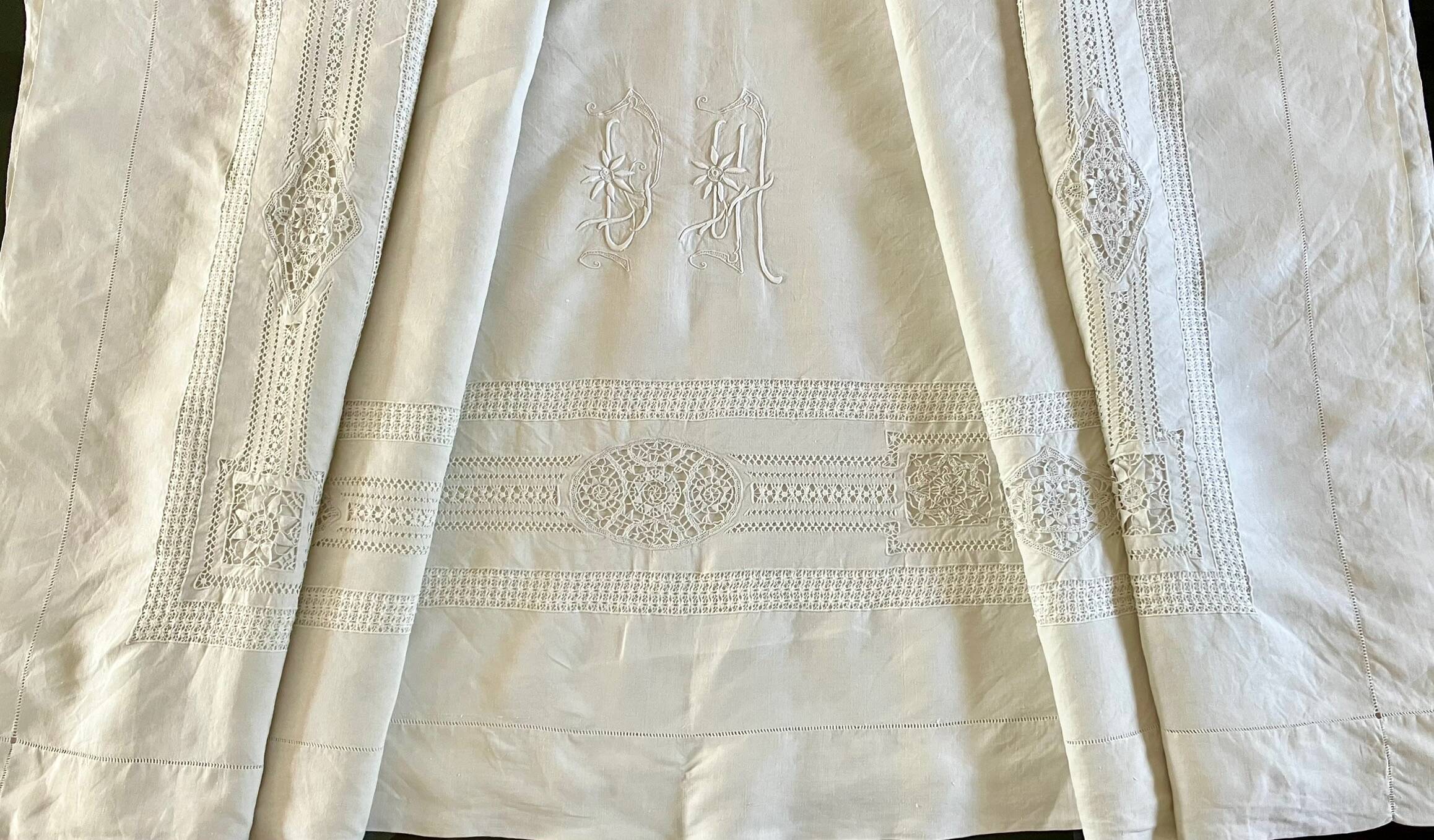 Sublime drap en lin dentelles broderies et monogramme