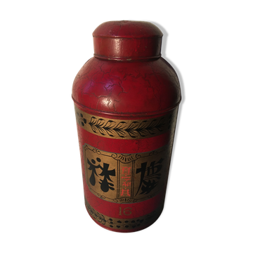 Pot rouge asiatique en métal avec couvercle