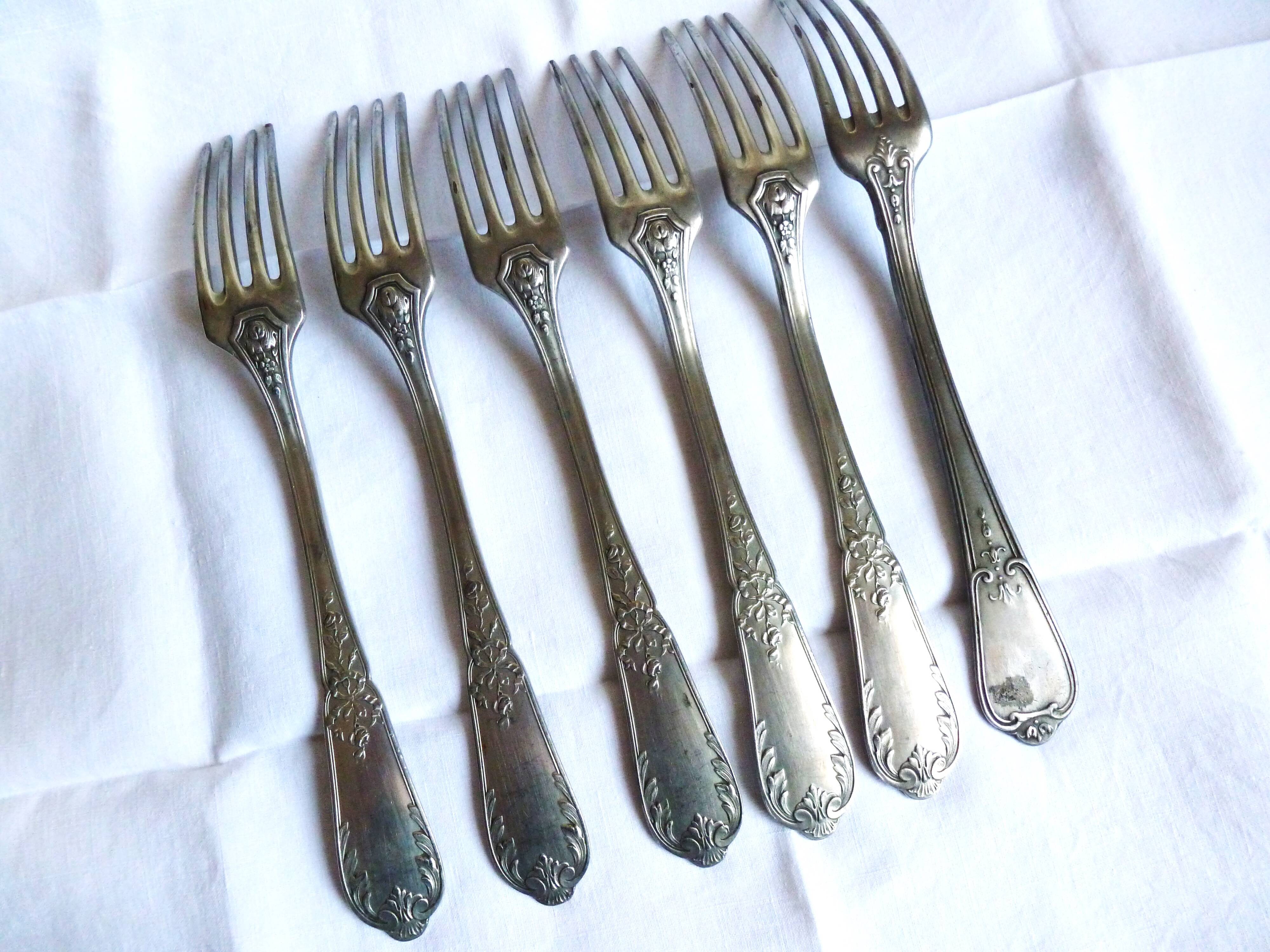 Art Deco cutlery, spoons, forks and table knives.