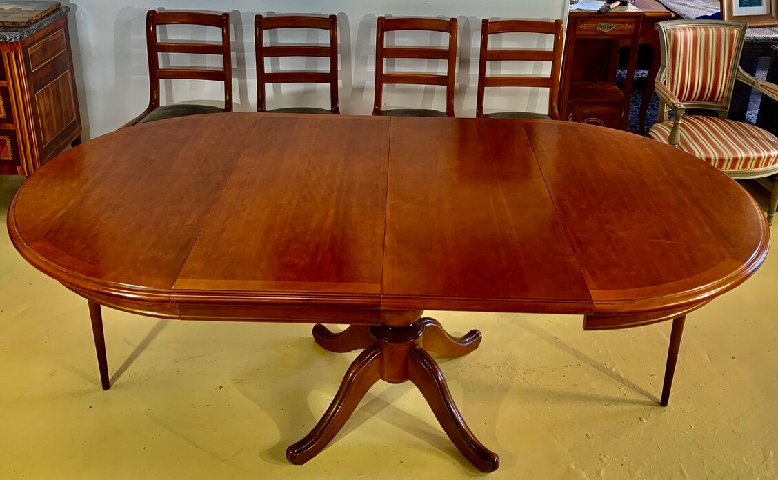 Round or oval table with four chairs in solid cherry, with extensions