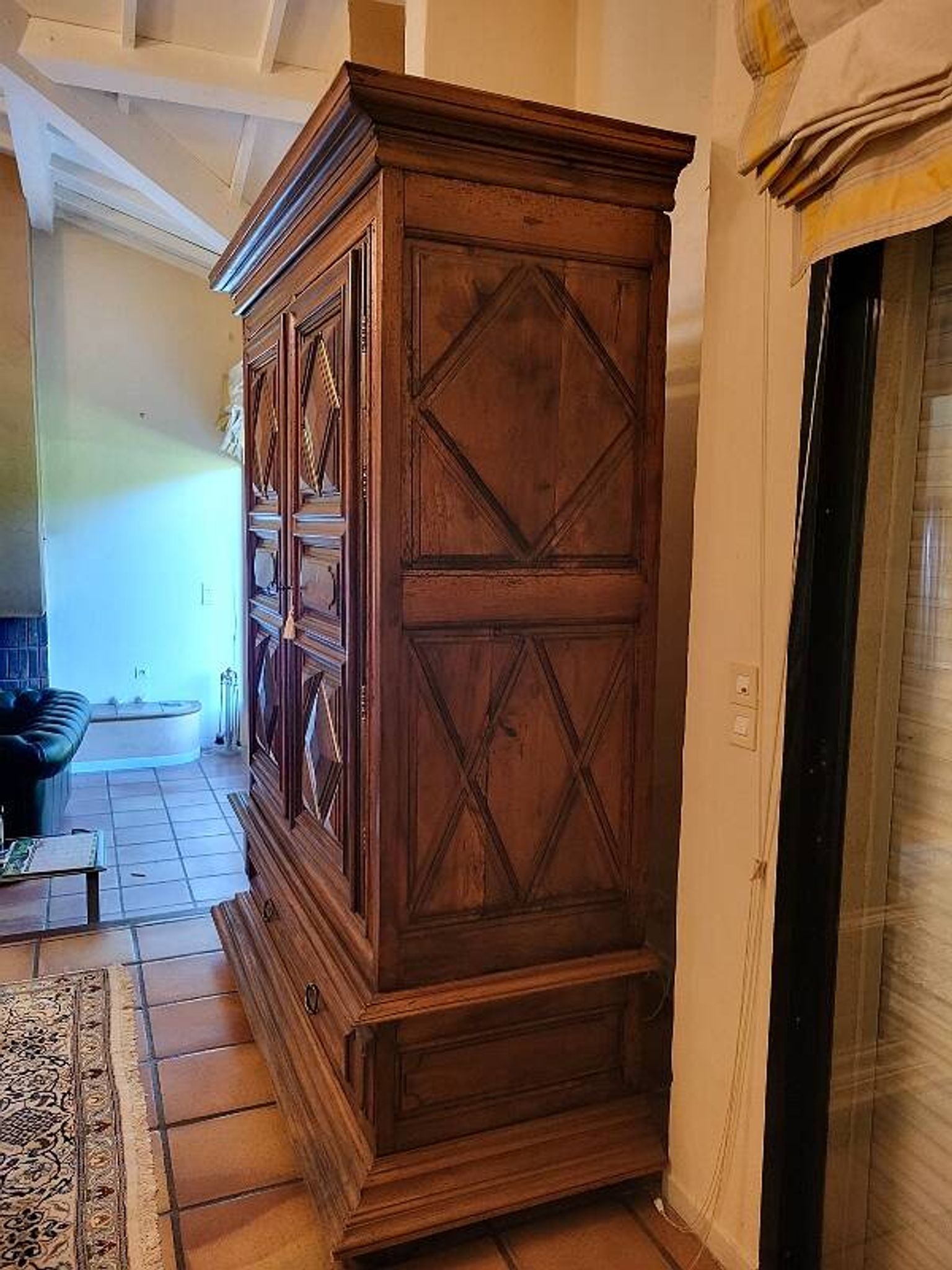 Armoire Louis XIII en noyer pointe de diamant et 2 portes, XVIIIème siècle