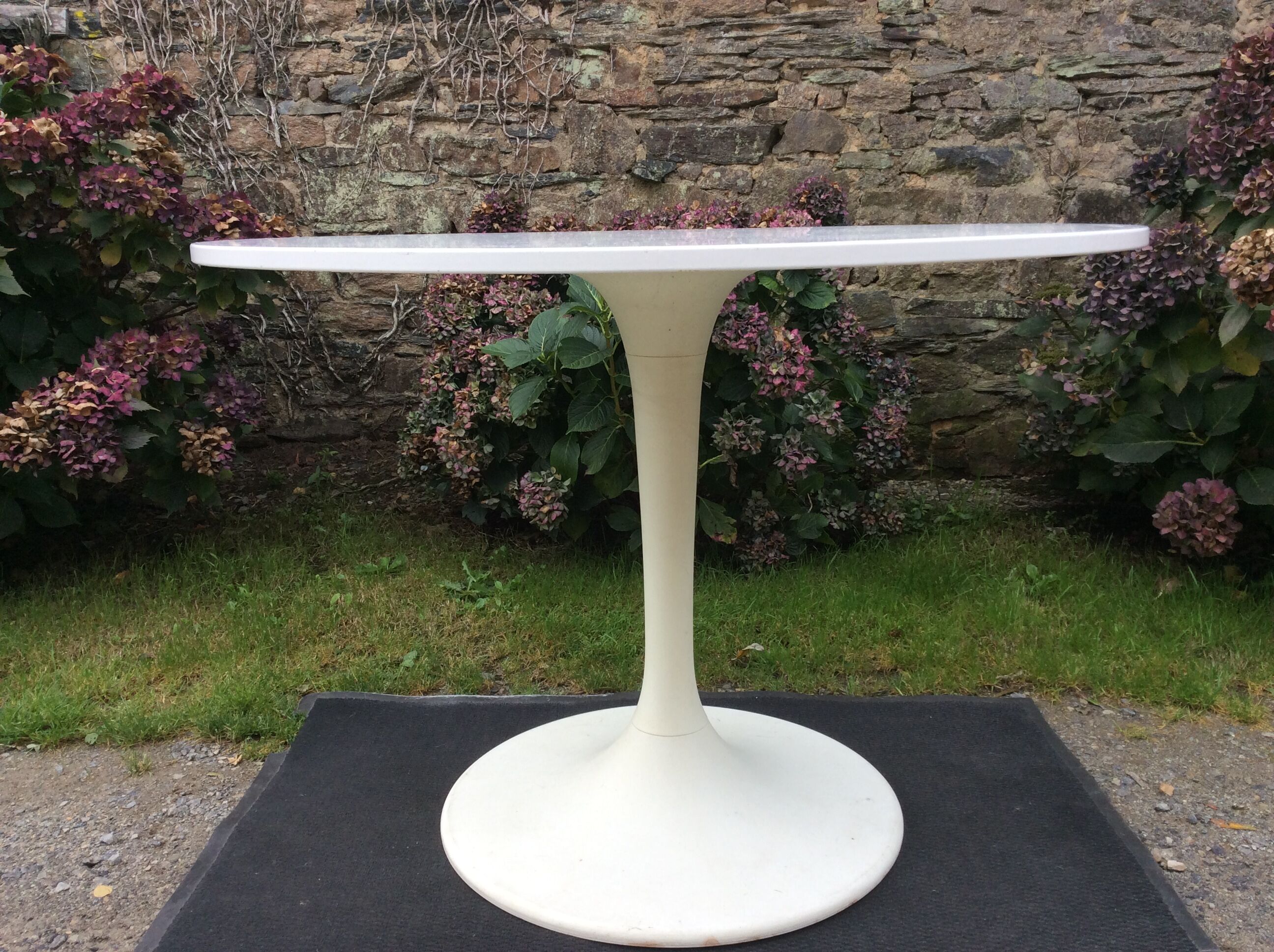 Vintage round table with tulip pvc base