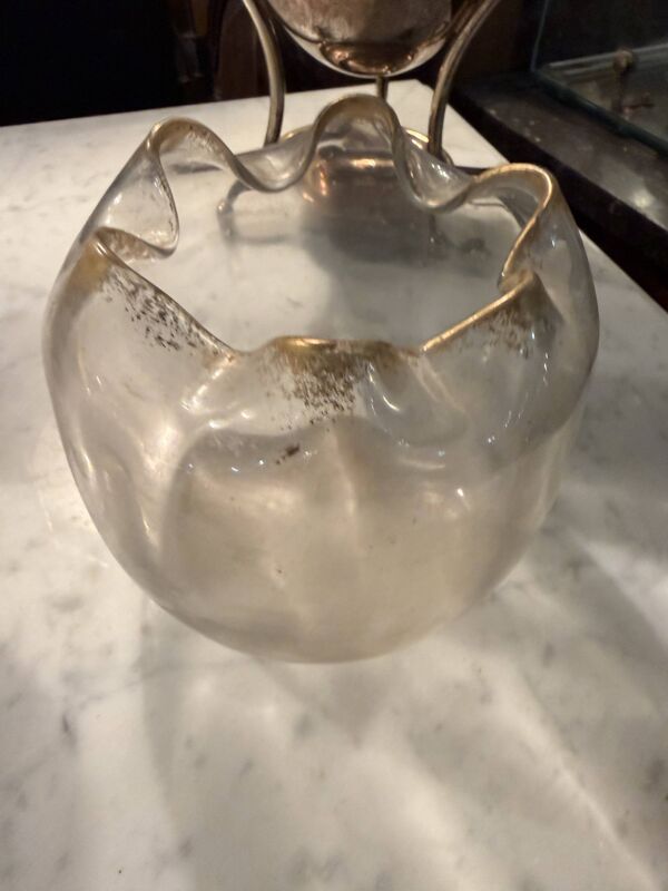 Vase boule à col ondulé en verre soufflé givré à rehaut or, vers 1890-1910
