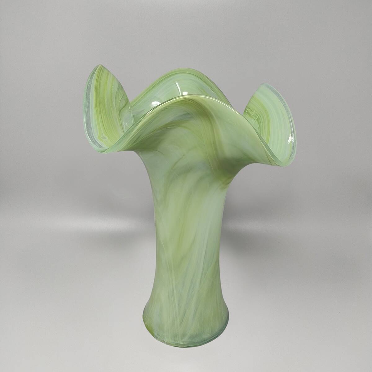 Vase vert étonnant des années 1960, signé Ca Dei Vetrai. Fabriqué en Italie.