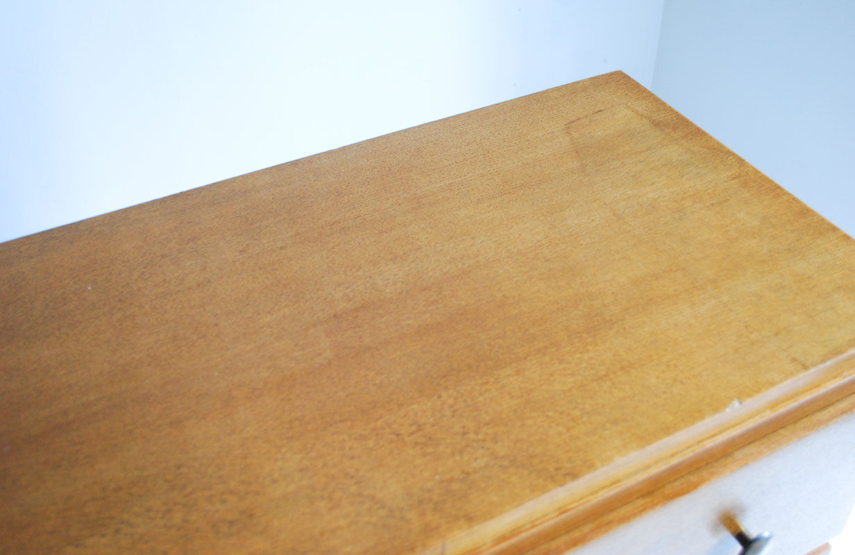 Commode vintage en bois pieds compas