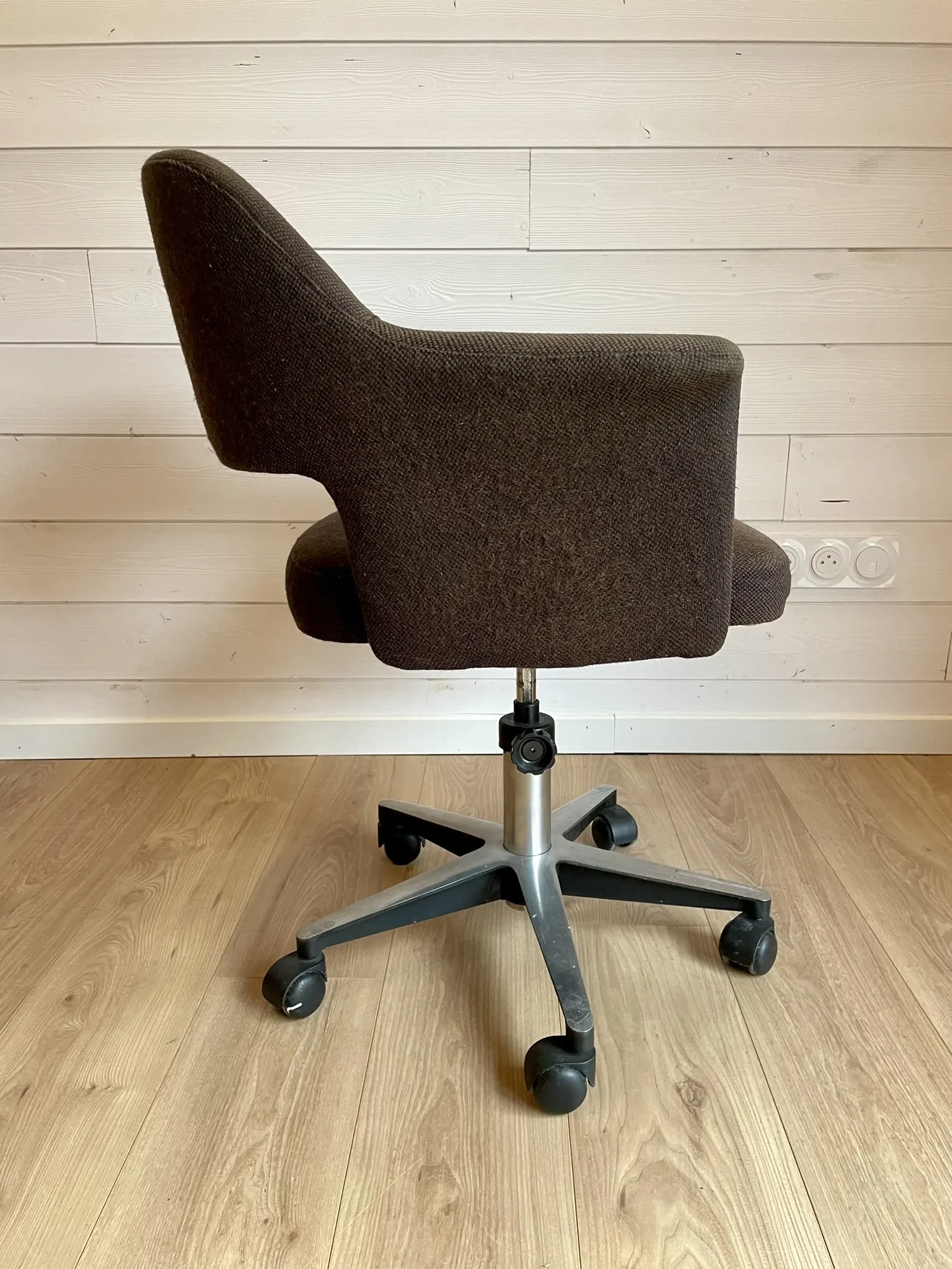Vintage Mid-Century brown office chair with wheels from the 1970s.