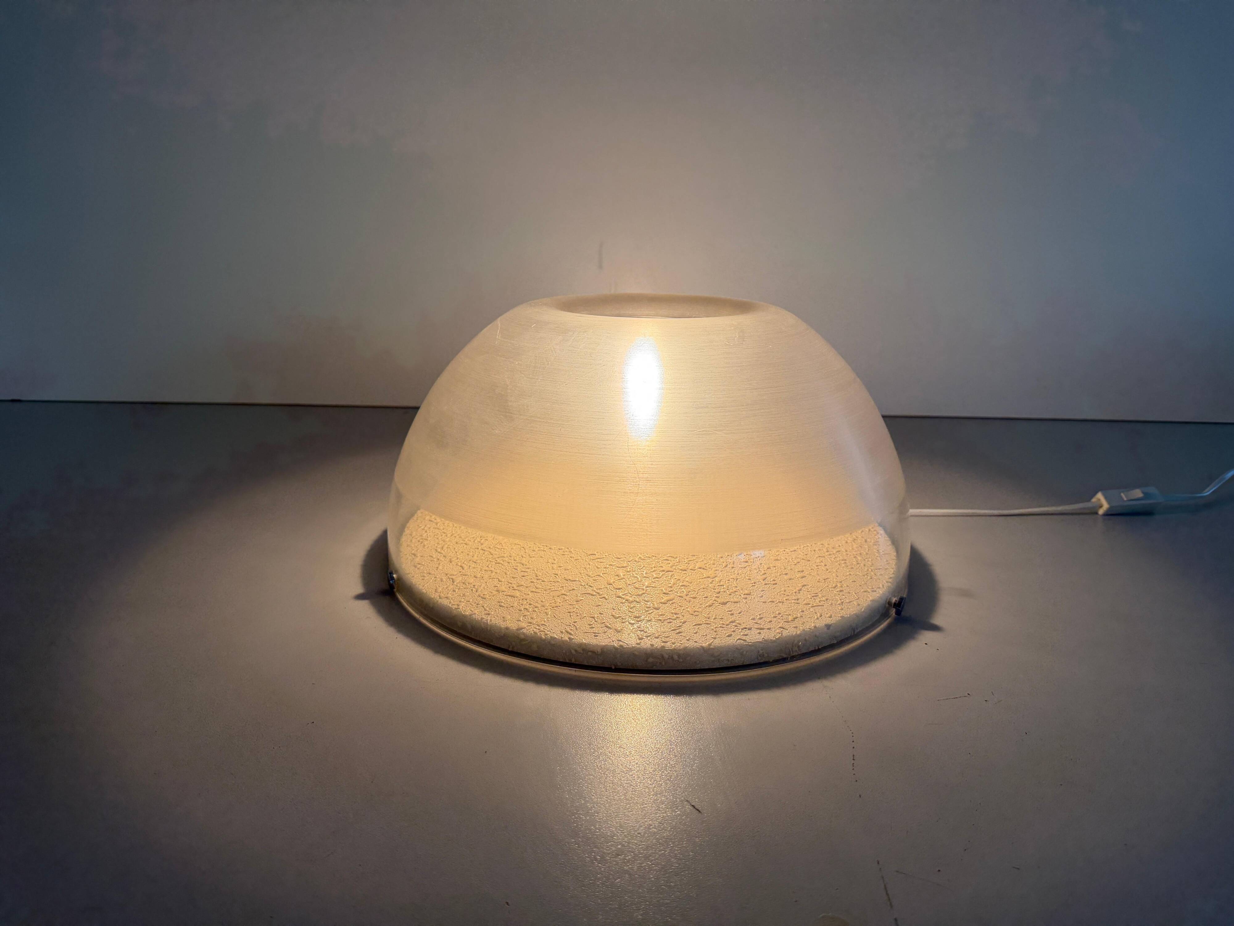 Lampe de table en métal semi-transparent et plexiglas par Harvey Guzzini, années 1960, Italie