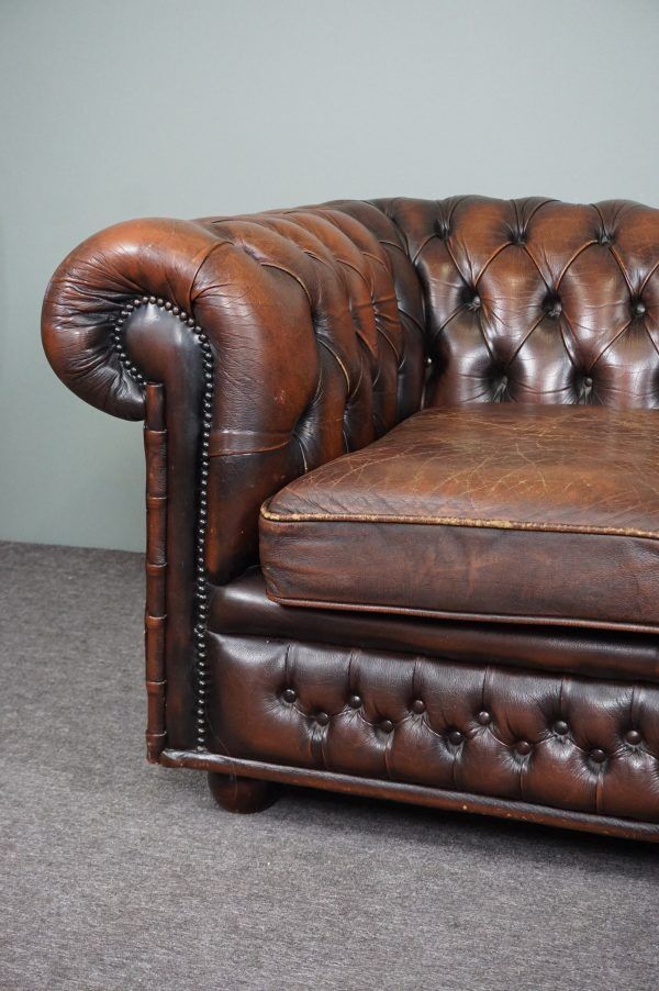Chesterfield sofa 2.5 seats in cowhide leather