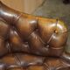 Fauteuil Chesterfield vintage en cuir vieilli